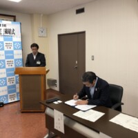 行田市市長と弊財団専務理事とでサインを交わし、協定が締結